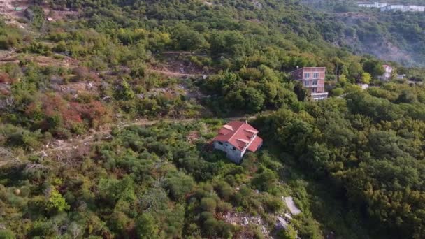 Aerial view of ruined building with red roof in the mountain — Stock Video