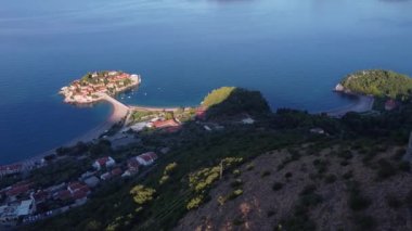 Güzel adası ve köprüsü olan kıyı bölgesinin kuş bakışı görüntüsü
