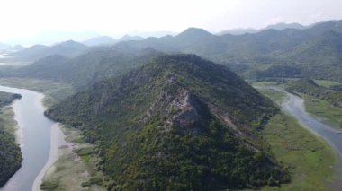 Dağ sıraları nehir tarafından her iki tarafta da yıkanır.