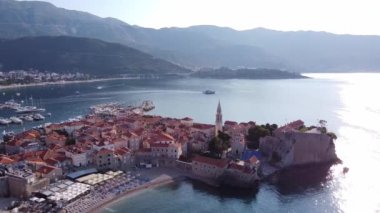 Hava: Eski harabeleri olan kıyı şehri. Karadağ 'ın eski Budva kentinin insansız hava aracı vuruldu.