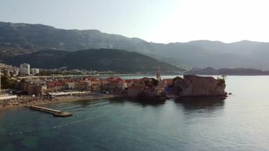 Şehrin eski bölümünden deniz manzarası. Karadağ 'ın eski Budva kentinin insansız hava aracı vuruldu.