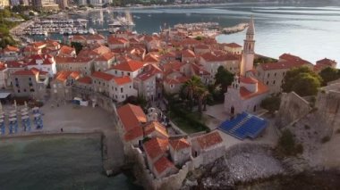 Kuşlar, kırmızı çatıları olan güzel parlak evleri görür. Karadağ 'ın eski Budva kentinin insansız hava aracı vuruldu.