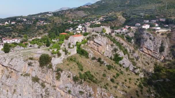 Vista aérea de edifícios antigos na rocha. Drone Tiro de cidade velha Bar em Montenegro. — Vídeo de Stock