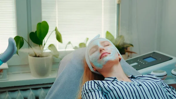 Professionele gezichtsverzorging behandeling met een cosmetische stoomboot bij schoonheidssalon — Stockfoto