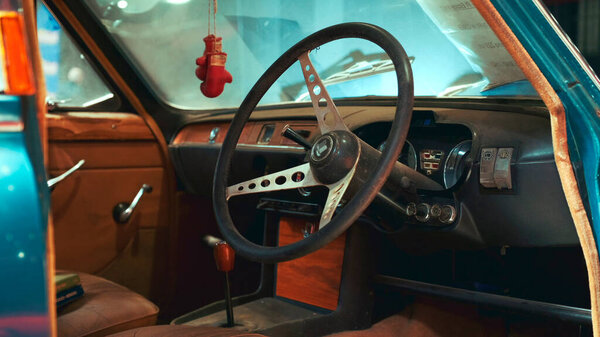 Вид на приборную панель и руль старинного автомобиля Triumph
