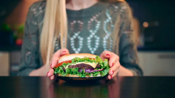 원문 기사보기 미국 소녀가 햄버거를 선호하다. — 스톡 사진