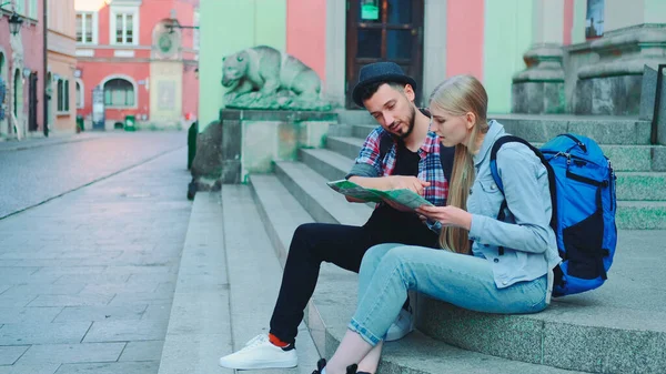 Tourists checking city map and discussing — Stock Photo, Image