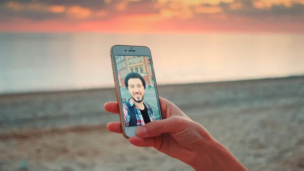 Gros plan sur la prise d'appels vidéo avec smartphone au bord de la mer — Photo