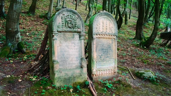 Eski mezarlıkta iki mezar taşı — Stok fotoğraf