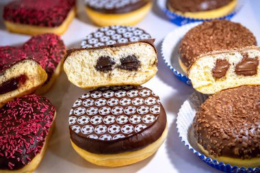 Jöleli çeşitli çörekler. Kremalı çörekler masada..