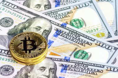 Banknotların arka planında altın bitcoin (BTC) 100 Amerikan doları banknotları. Sanal para ve dijital kripto para birimi kavramı.