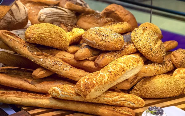 Leckere Brotlaibe Der Bäckerei Verschiedene Brotsorten Backregal — Stockfoto