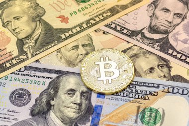Farklı Amerikan dolarlarının arka planında altın bitcoin (BTC) var. Sanal para ve dijital kripto para birimi kavramı.