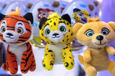 2022 'nin kaplan sembolü. Oyuncak dükkanında doldurulmuş kaplanlar ya da sevimli oyuncaklar.