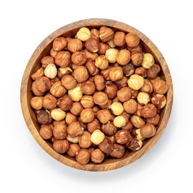 Ahşap kasede soyulmuş fındıklar beyaz arka planda izole edilmiş..