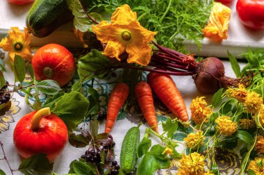 Sonbahar sebzeleri ve renkli yapraklarla Şükran Günü arkaplanınız kutlu olsun. Sonbahar konsepti üst görünümü.