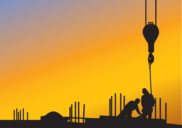 O pôr do sol fundo com silhuetas de trabalhadores da construção — Vetor de Stock