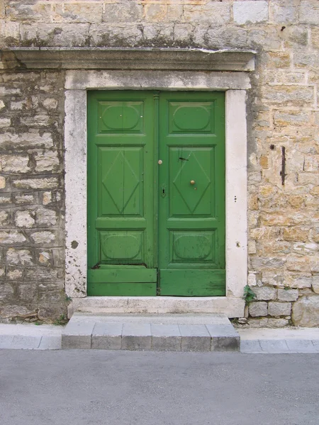 Porta verde da antiga casa de pedra mediterrânea na Croácia — Fotografia de Stock