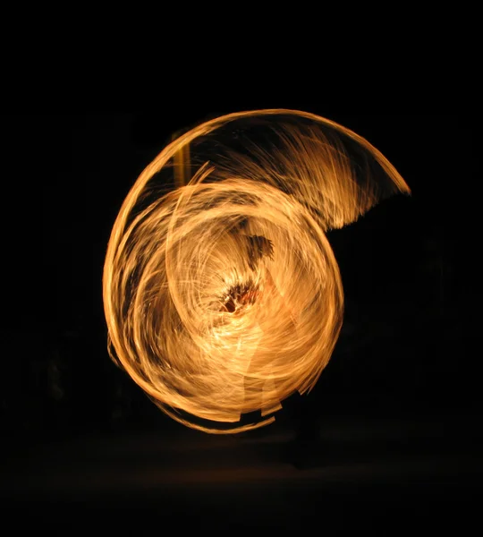 Menina realizando dança de fogo na noite; silhueta — Fotografia de Stock