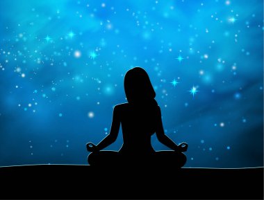 Yıldızlı gökyüzünün arka planında meditasyon yapan kadın