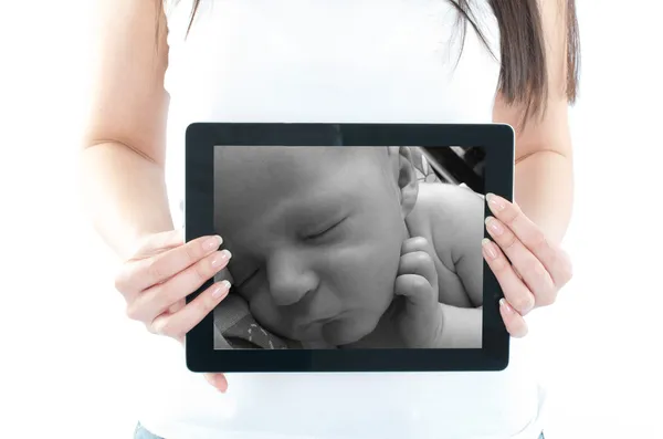 Werdende Mutter, Baby im Tablet-PC — Stockfoto