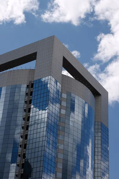 Edificio de oficinas y cielo — Foto de Stock