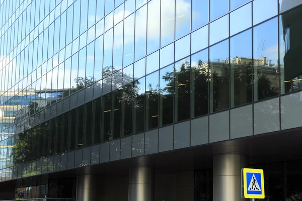 Bürogebäude aus Glas und Stahl — Stockfoto