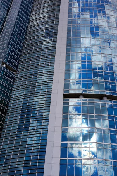 Torre di vetro e acciaio con riflesso del cielo — Foto Stock