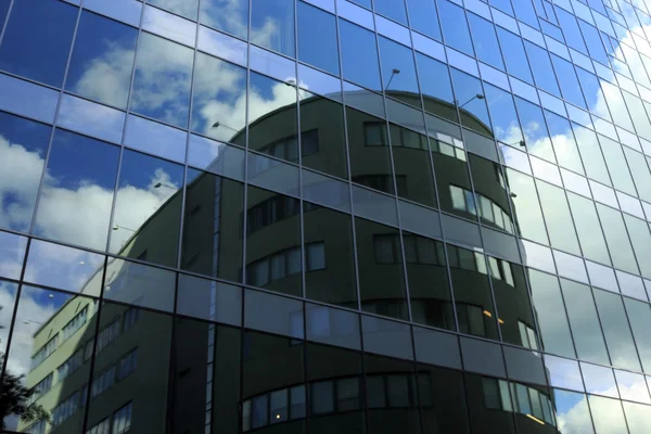 Edifício de escritório janelas reflexões — Fotografia de Stock