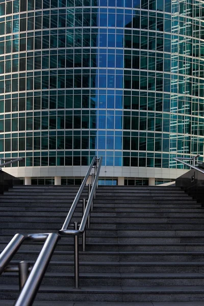 Escadaria para prédio de escritórios — Fotografia de Stock