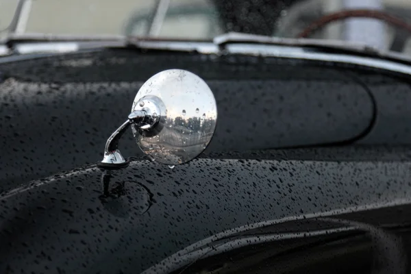 Druppels op een vintage auto — Stockfoto