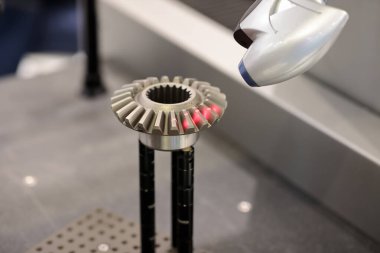 Ters mühendislik için atölyenin yüksek hassasiyetli üç boyutlu optik taraması. Seçici odak.