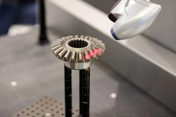 Ters mühendislik için atölyenin yüksek hassasiyetli üç boyutlu optik taraması. Seçici odak.