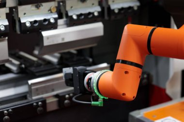 Endüstriyel robot ve hidrolik levha metal bükme makinesi. Robot destekli metal bükme hücresi sistemi. Robotik CNC basın freni.