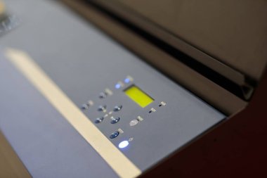 Mürekkep püskürtme genişliğindeki yazıcının kontrol paneli. Seçici odak.