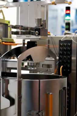 Biyofarmasötik fabrikada modern paslanmaz çelik endüstriyel ekipman. Seçici odak.