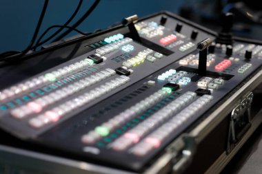 Olayın canlı yayını sırasında portatif video değiştirici koruyucu. Seçici odak.