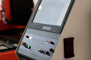 CNC lazer kesme makinesinin kontrol konsolu. Seçici odak.