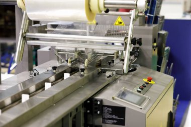 Otomatik selofan gıda paketleme ekipmanı. Seçici odak.