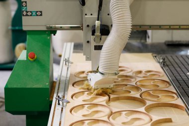 CNC ahşap oyma makinesiyle üretim süreci. Seçici odak.