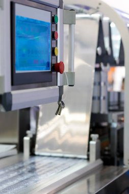 Tablet kabarcık paketleme makinesinin dokunmatik ekran kontrol paneli. Seçici odak.