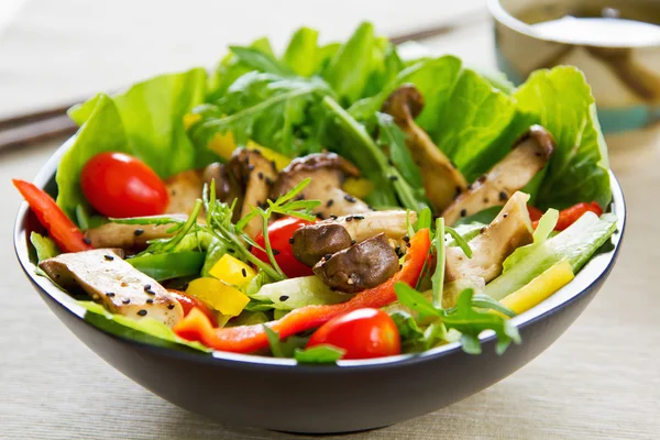 Gegrillter Pilzsalat — Stockfoto