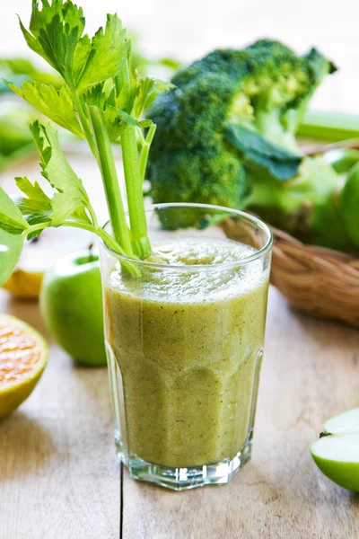 Mela con sedano e frullato di broccoli — Foto Stock