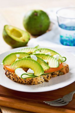 beyaz peynir sandviç ile avokado