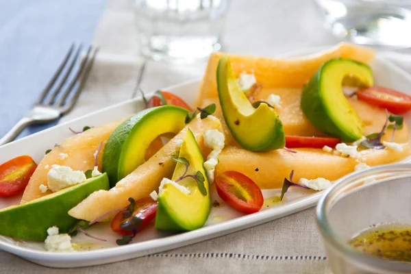 Abacate com salada de melão e feta — Fotografia de Stock