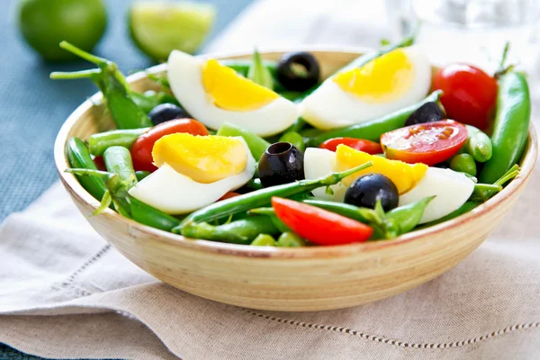 Зелена квасоля з горіхом та яєчним салатом — стокове фото