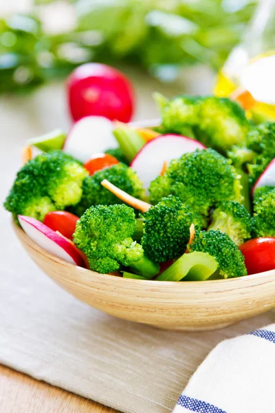 Broccoli con sedano e insalata di ravanello — Foto Stock