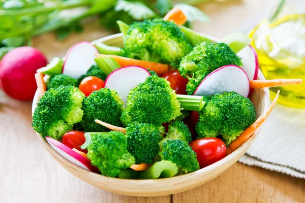 Brócoli con ensalada de rábano —  Fotos de Stock