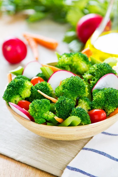 Brócoli con ensalada de apio y rábano —  Fotos de Stock