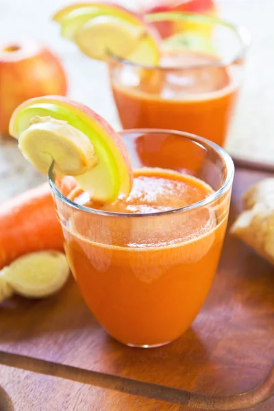 Zanahoria con jugo de manzana y jengibre —  Fotos de Stock